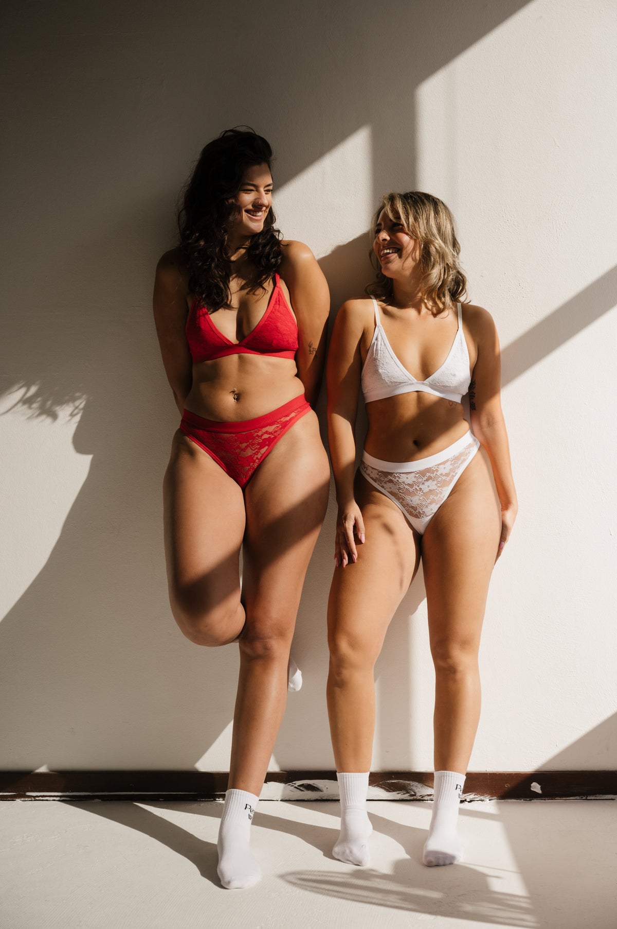 Lingerie set met kan in het rood en in het wit met bralette en string met kant