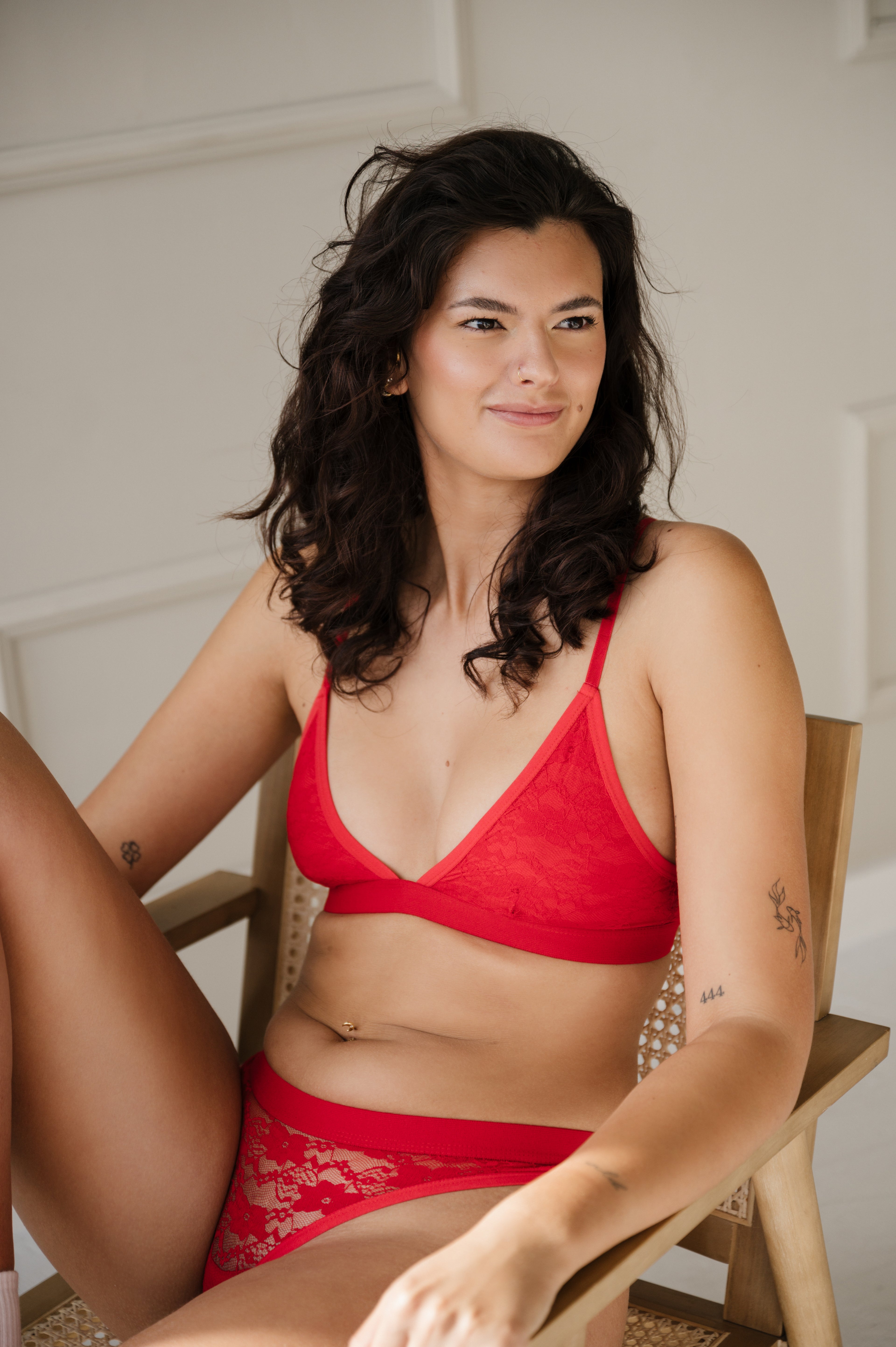 Rode kanten string en bralette zonder beugel van bamboe en kant voor dames – zachte, huidvriendelijke en vrouwelijke lingerie set van Peachy Wear