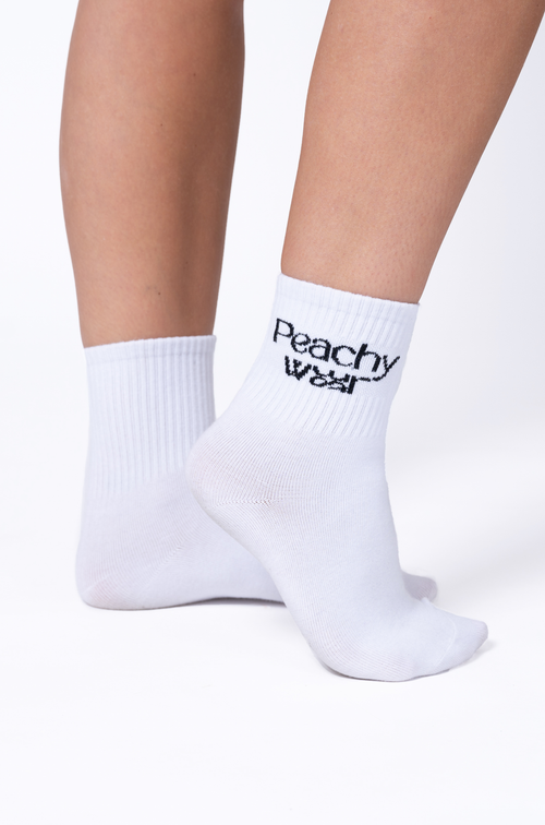 Zachte bamboe sokken op bed in het wit. Perfect voor in elke schoen en onder elke outfit, voor sporten of dagelijks gebruik.